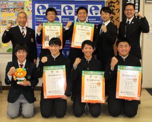 少年男子近的優勝の方々との写真