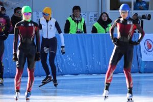 スケート: 秋山選手と安田選手の写真