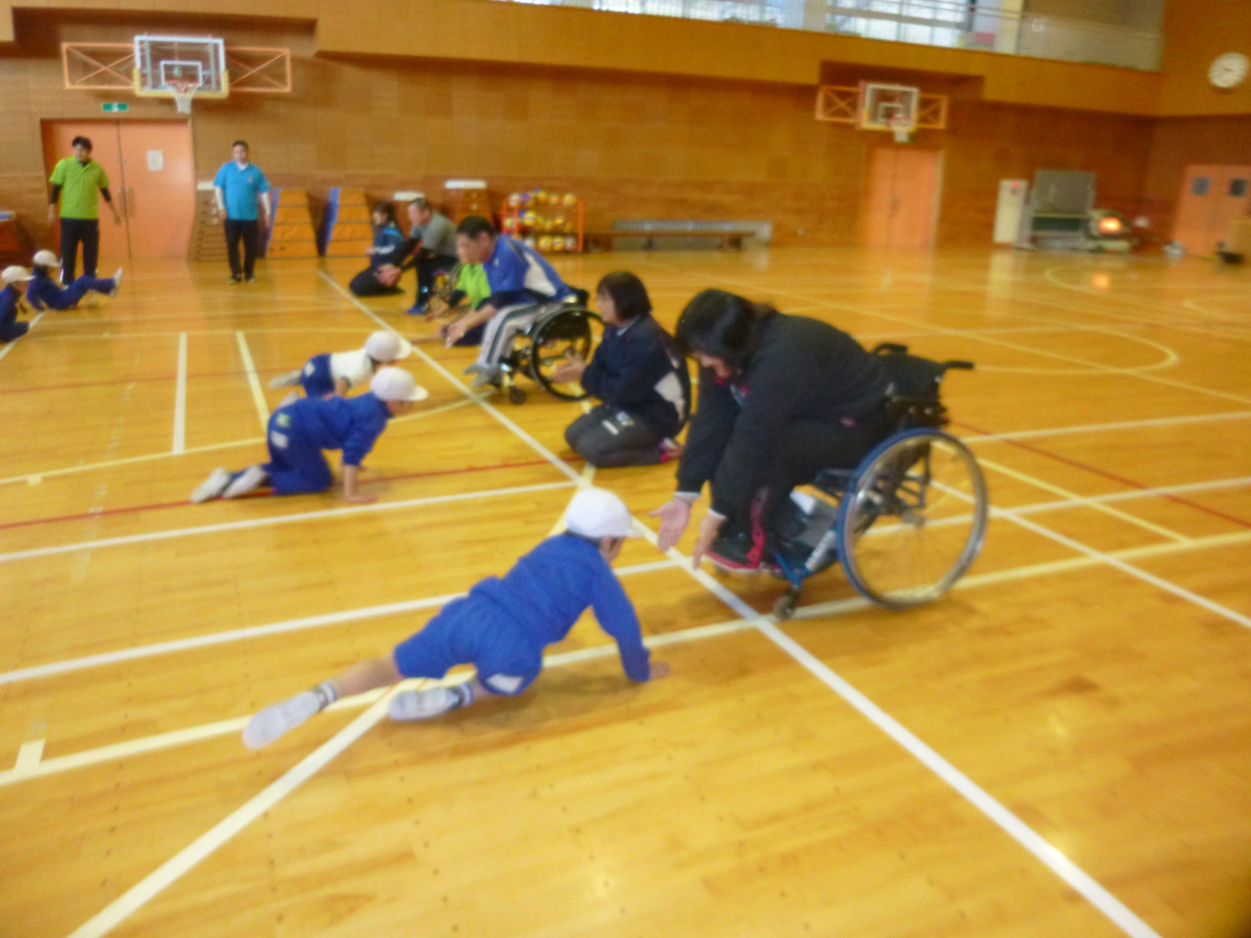 座った姿勢によるリレー遊び