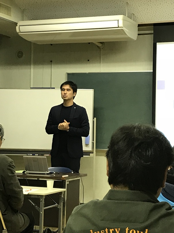 講師の八塚哲氏